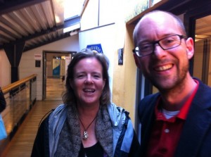 Karl Lindkvist minglar med Carin Jämtin i Almedalen