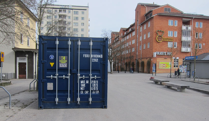 Containern står placerad bredvid boule-banan, bakom grillköket. Bagisbloggen tror (och hoppas) satsningen på cykelverkstad blir mer framångsrik än boulebanan...